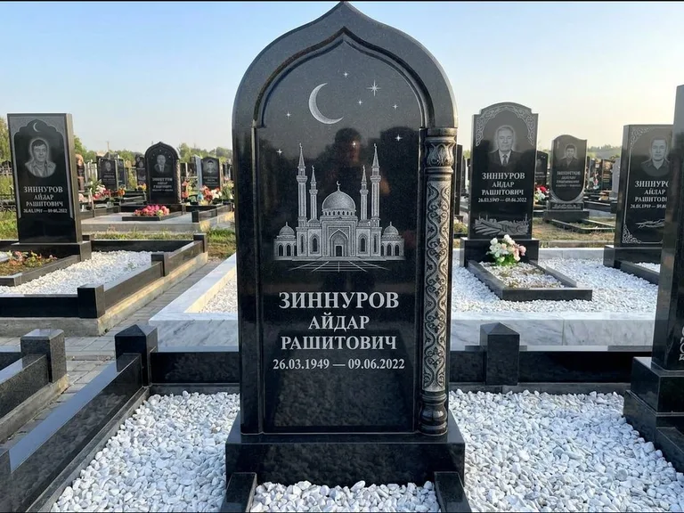 Мусульманский памятник с гравировкой мечети: стела с михраб-верхом и резной боковой колонной — детализированная гравировка мечети Кул-Шариф, белая мраморная крошка, работа «Ахметов» в Воронеже