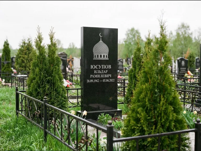 Мусульманский памятник с гравировкой мечети — купол с полумесяцем в верхней части, работа «Юсупов» в Воронеже