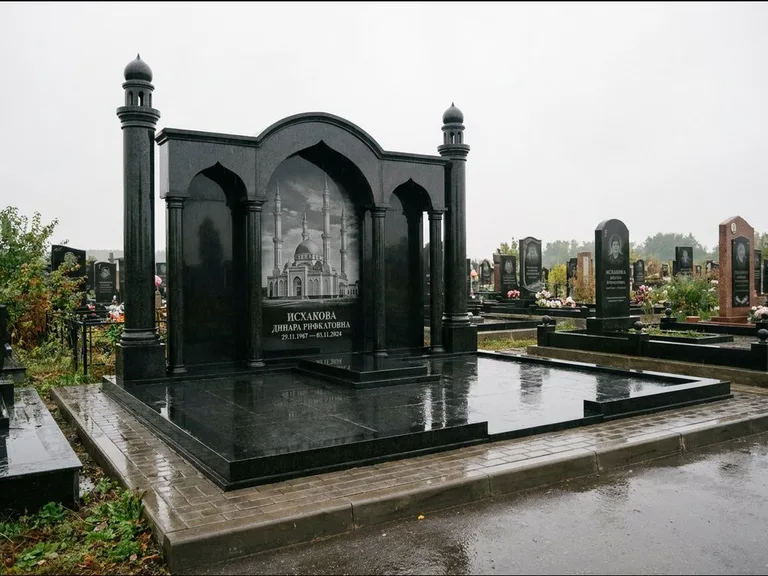 Мусульманский памятник с гравировкой мечети: семейный мемориал с колоннами-минаретами и аркой — золочёная гравировка мечети, большая мощёная площадка, работа «Абдуллаева» в Воронеже