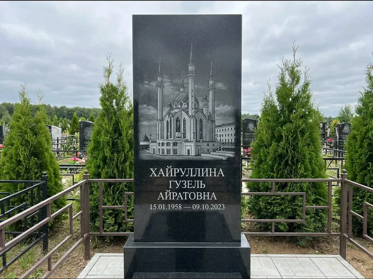 Мусульманский памятник с гравировкой мечети — панорама мечети во всю ширину стелы, работа «Хайруллина» в Воронеже