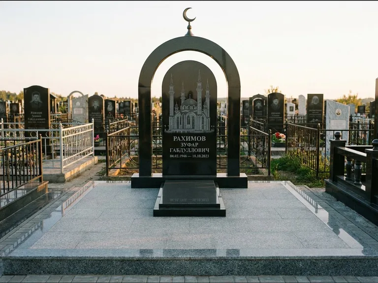 Мусульманский памятник с гравировкой мечети: монументальная стела-арка с полумесяцем на вершине — детализированная гравировка мечети Кул-Шариф, мощёная гранитная площадка с бордюром, работа «Юсупов» в Воронеже