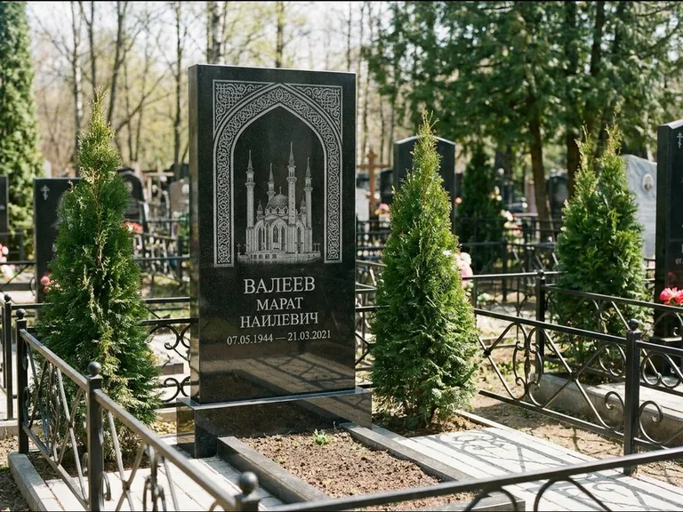Мусульманский памятник с гравировкой мечети — мечеть в восточной арке с орнаментом, работа «Валеев» в Воронеже