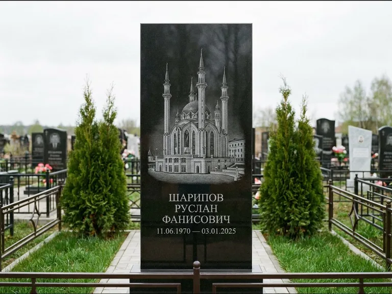 Мусульманский памятник с гравировкой мечети — мечеть Кул-Шариф на обороте стелы, работа «Шарипов» в Воронеже