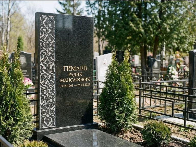 Мусульманский памятник — колонна ислими по краю стелы, работа «Гимаев» в Воронеже