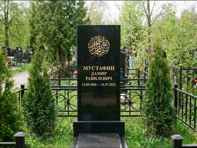 Мусульманский памятник — шахада в верхней части стелы, работа «Мустафин» в Воронеже