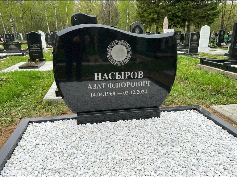 Мусульманский памятник: стела с волнообразным скошенным верхом — гравировка мечети под полумесяцем и звёздами, белая мраморная крошка с бордюром, работа «Насыров» в Воронеже