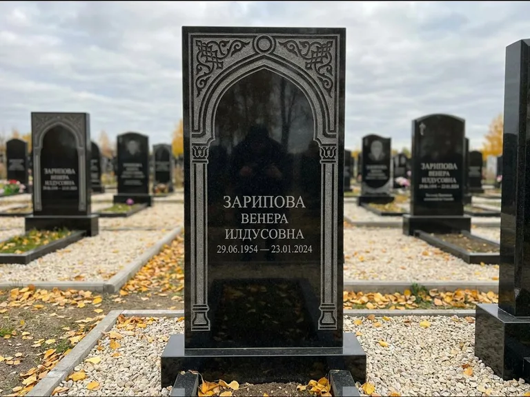 Мусульманский памятник: фигурная стела с михраб-нишей — гравировка мечети в михраб-арке с орнаментом, светлая гравийная отсыпка, работа «Зарипова» в Воронеже