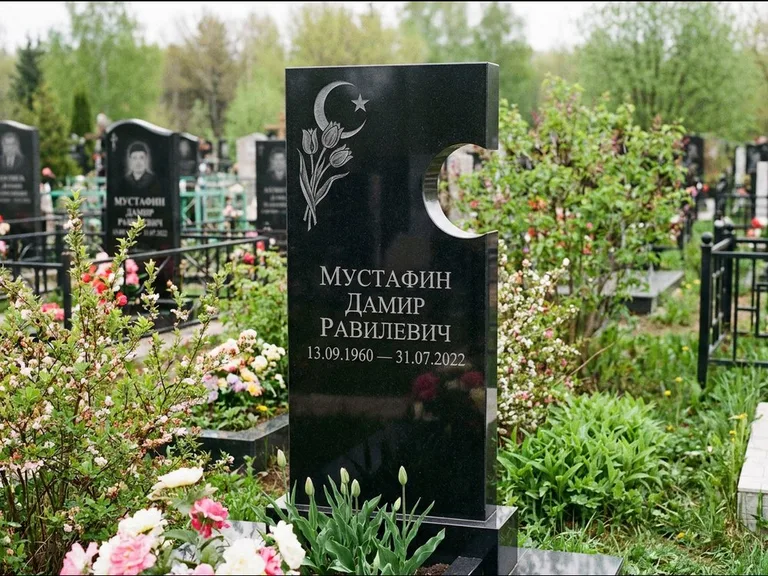 Мусульманский памятник: стела с боковым вырезом в форме полумесяца — гравировка минарета с полумесяцем, низкие кусты в цвету, работа «Мустафин» в Воронеже