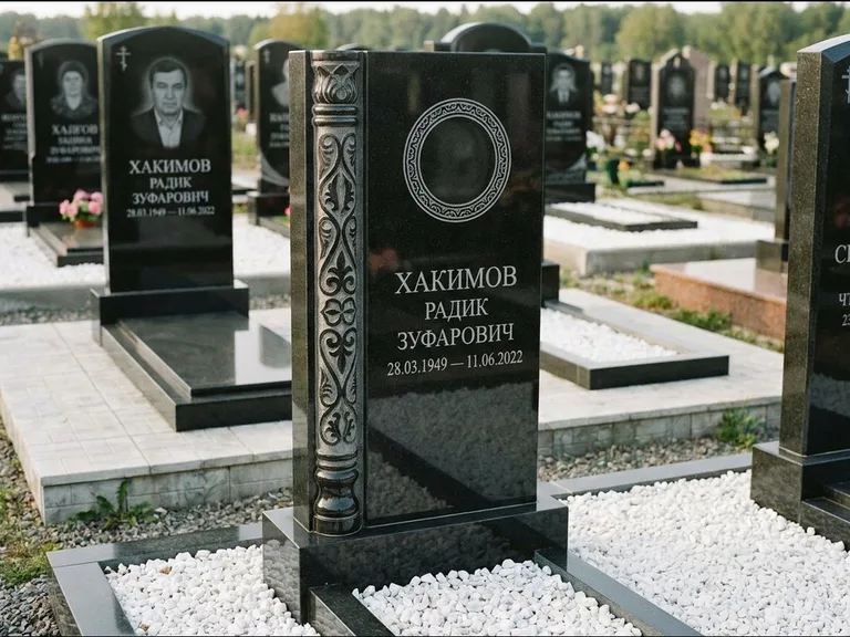 Мусульманский памятник: стела с боковой резной орнаментальной колонной — детализированная гравировка мечети Кул-Шариф, белая мраморная крошка, работа «Хабибуллин» в Воронеже