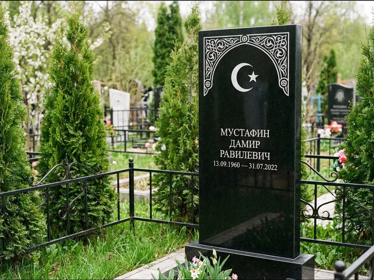 Мусульманский памятник — полумесяц со звездой и орнамент-бордюр, работа «Мустафин» в Воронеже