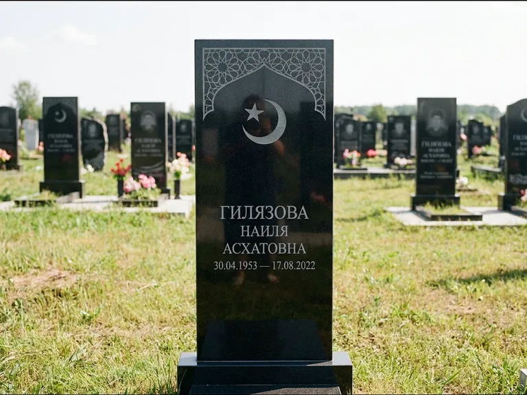 Мусульманский памятник: узкая вертикальная стела-пилон с полумесяцем — гравировка мечети в михраб-арке с орнаментом, открытая лужайка без ограды, работа «Ибрагимова» в Воронеже