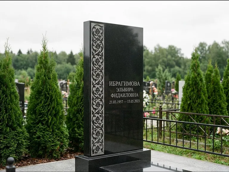 Мусульманский памятник — колонна ислими по краю стелы, работа «Ибрагимова» в Воронеже