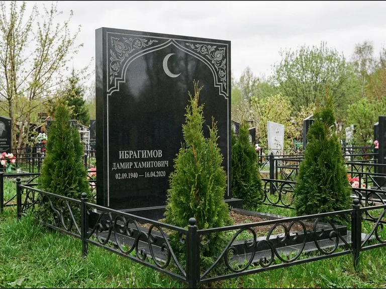 Памятник с гравировкой полумесяца — гравировка полумесяца в восточной арке с орнаментом, работа «Ибрагимов» в Воронеже