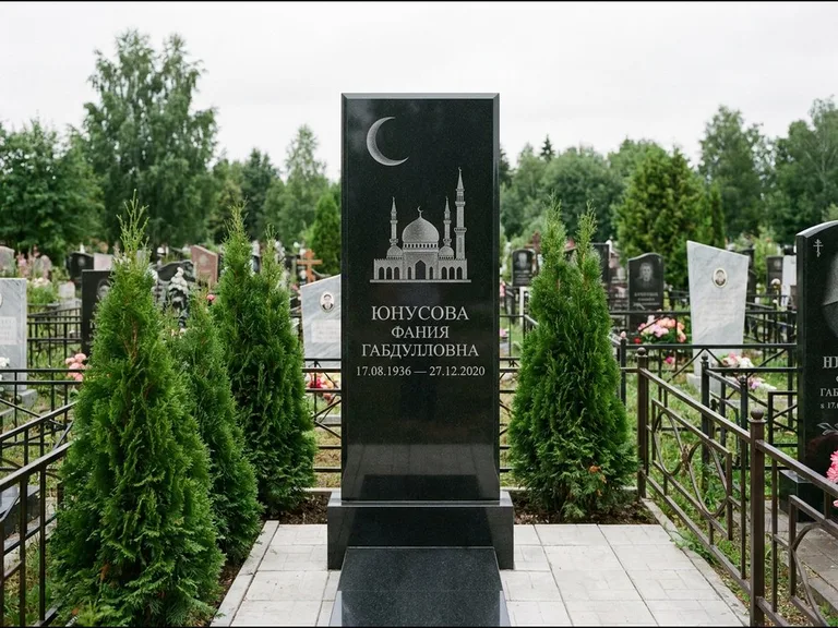 Памятник с гравировкой полумесяца — гравировка полумесяца над силуэтом мечети, работа «Юнусова» в Воронеже