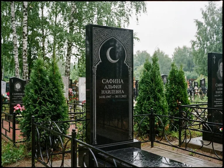 Памятник с гравировкой полумесяца — гравировка полумесяца в восточной арке с орнаментом, работа «Сафина» в Воронеже