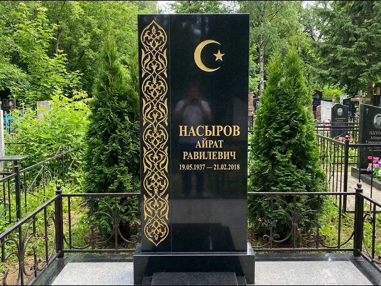 Памятник с гравировкой полумесяца — золочёный полумесяц и колонна растительного орнамента-ислими, работа «Насыров» в Воронеже