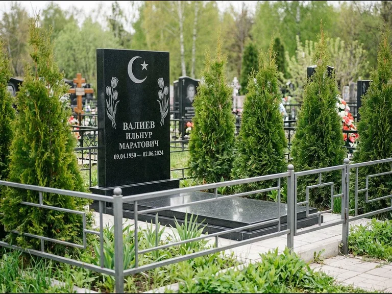 Памятник с гравировкой полумесяца — гравировка полумесяца со звездой и тюльпанами по бокам, работа «Валиев» в Воронеже
