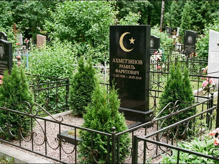 Памятник с гравировкой полумесяца — золочёная гравировка полумесяца со звездой в верхней части с, работа «Ахметзянов» в Воронеже