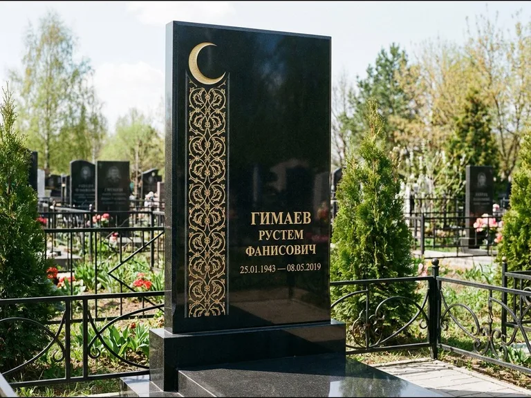 Памятник с гравировкой полумесяца — золочёный полумесяц и колонна растительного орнамента-ислими, работа «Гимаев» в Воронеже