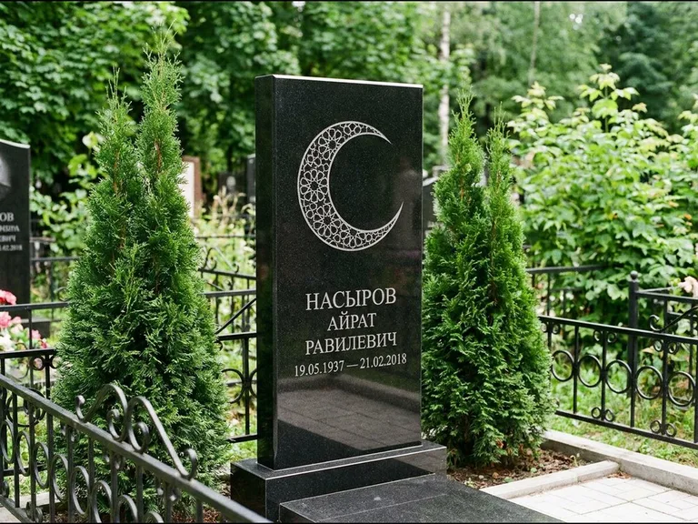 Памятник с гравировкой полумесяца — гравировка полумесяца в геометрическом орнаменте-гирихе, работа «Насыров» в Воронеже