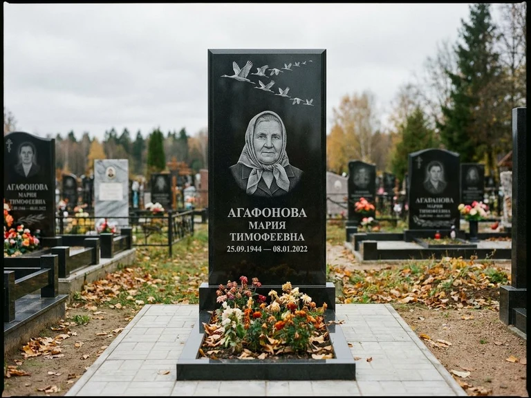 Гравировка журавлей на памятник в Воронеже — памятник из чёрного гранита с гравировкой
