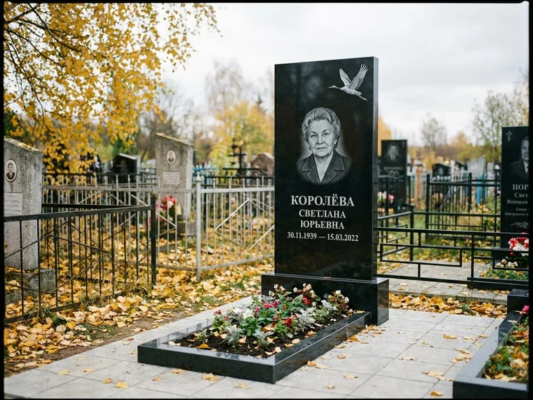 Памятник с гравировкой журавлей — белая гравировка клина журавлей, уходящего в верхний угол ст, работа «Королёва» в Воронеже