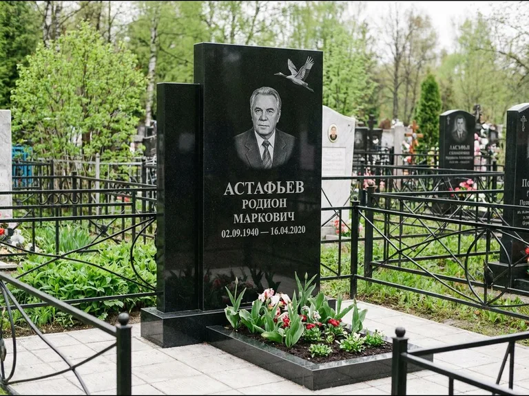 Памятник с гравировкой журавлей — гравировка одиночного летящего журавля над портретом, работа «Астафьев» в Воронеже