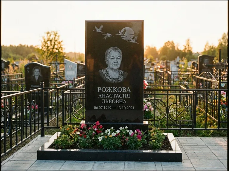 Памятник с гравировкой журавлей — гравировка клина журавлей на фоне солнечного диска, работа «Рожкова» в Воронеже
