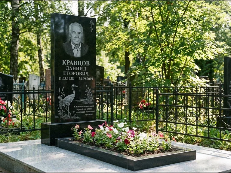 Памятник с гравировкой журавлей — гравировка журавля у камышей рядом с эпитафией, работа «Кравцов» в Воронеже