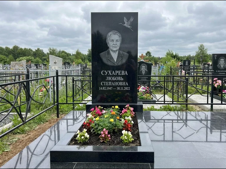 Памятник с гравировкой журавлей — гравировка одиночного летящего журавля над портретом, работа «Сухарева» в Воронеже