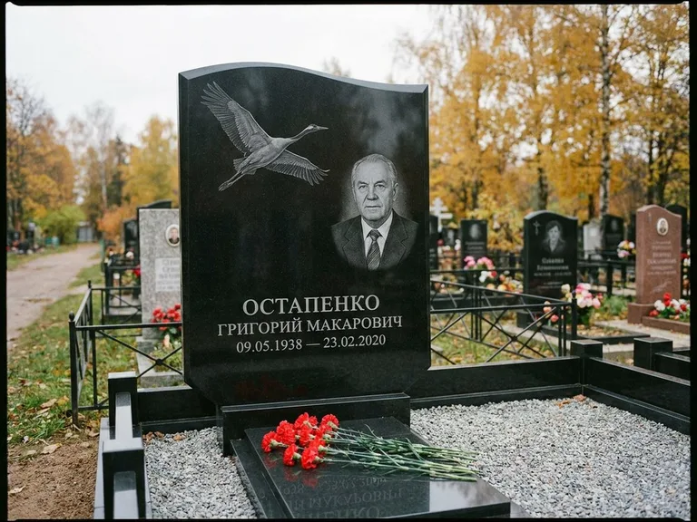 Памятник с гравировкой журавлей — гравировка журавлей, работа «Остапенко» в Воронеже