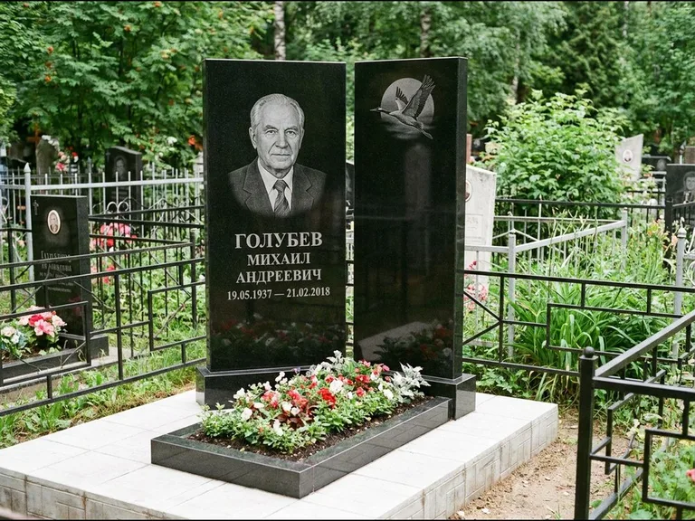 Памятник с гравировкой журавлей — гравировка клина журавлей на фоне солнечного диска, работа «Голубев» в Воронеже