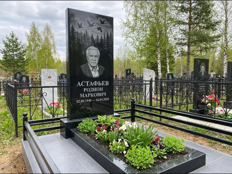 Памятник с гравировкой журавлей — гравировка силуэтов журавлей над еловым лесом, работа «Астафьев» в Воронеже