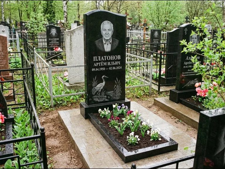 Памятник с гравировкой журавлей — гравировка журавля у камышей рядом с эпитафией, работа «Платонов» в Воронеже