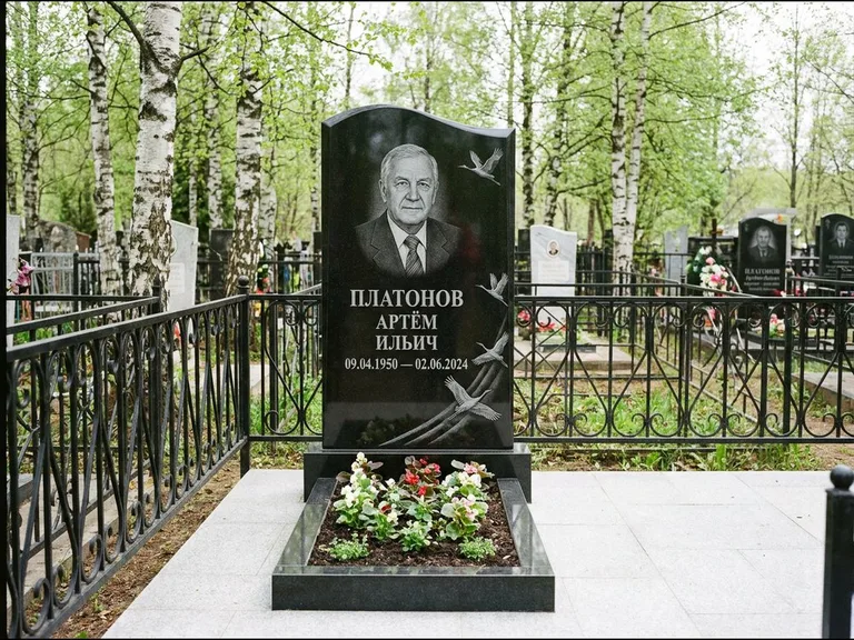 Памятник с гравировкой журавлей — гравировка трёх журавлей по диагонали через свободное поле с, работа «Платонов» в Воронеже
