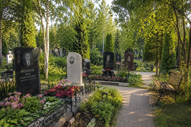 Дорожка на Славянском кладбище в Краснодаре