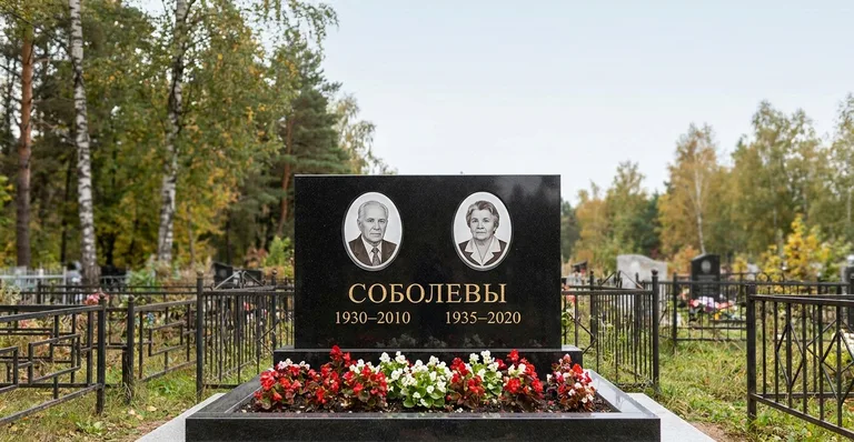 Памятник с художественной гравировкой, Памятники мастерской «Мастер Каменев» на кладбищах Воронежа