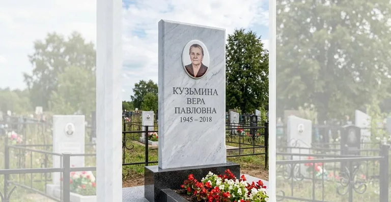 Памятник с оградой, Гранитный памятник с гравировкой на Будённовском кладбище в Воронеже