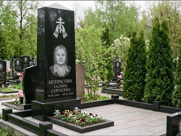 Памятник из чёрного гранита — стела-пилон с ажурным резным крестом, работа «Ерофеева» в Воронеже