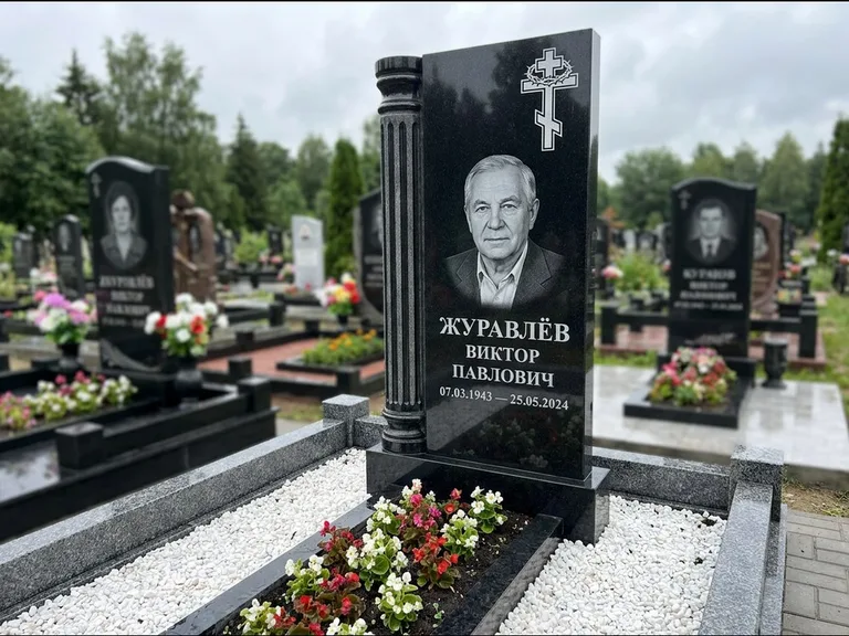 Памятник из чёрного гранита — семейный мемориал из двух стел с крестом с рушником, работа «Гущин» в Воронеже