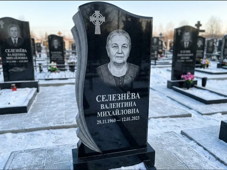 Памятник из чёрного гранита — восьмигранный обелиск с кельтским крестом, работа «Некрасова» в Воронеже