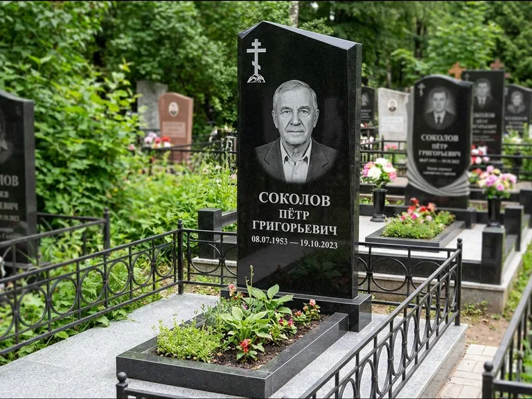 Памятник из чёрного гранита — полукруглая стела с крестом на Голгофе, работа «Журавлёв» в Воронеже