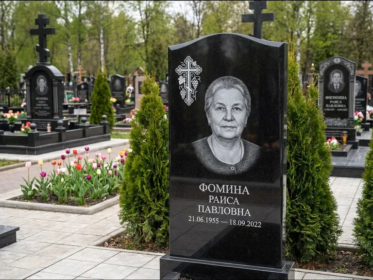 Памятник из чёрного гранита — двухцветная стела с крестом с распятием, работа «Одинцова» в Воронеже