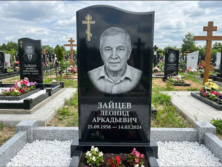 Памятник из чёрного гранита — горизонтальная семейная стела с аркой с процветшим крестом с виноградной лозой, работа «Верещагин» в Воронеже