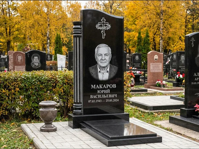 Памятник из чёрного гранита — асимметричная стела с крестом с рушником, работа «Панкратов» в Воронеже