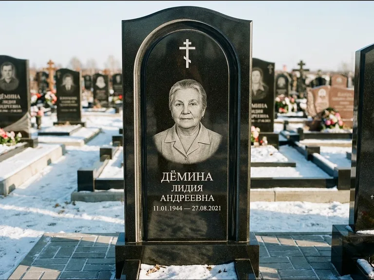 Памятник из чёрного гранита — стела-триптих с крестом с терновым венцом, работа «Ерофеева» в Воронеже