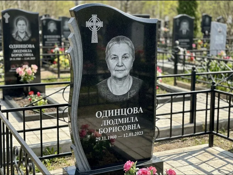 Памятник из чёрного гранита — стела с портретным овалом с кельтским крестом, работа «Савельева» в Воронеже