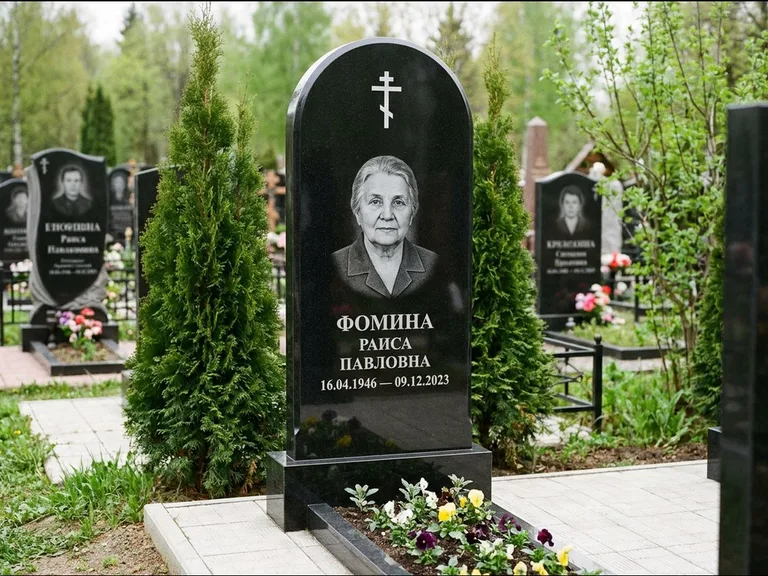 Памятник из чёрного гранита — вертикальная стела с латинским крестом, работа «Некрасова» в Воронеже