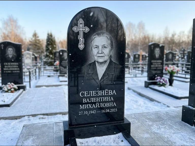 Памятник из чёрного гранита — массивная стела с крестом в лучах с крестом в лучах, работа «Одинцова» в Воронеже