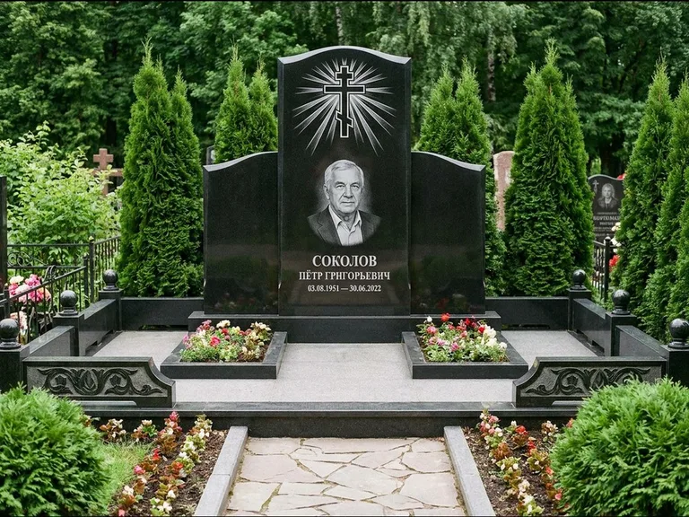 Памятник из чёрного гранита — низкая стела с крестом сбоку с золочёным крестом, работа «Верещагин» в Воронеже
